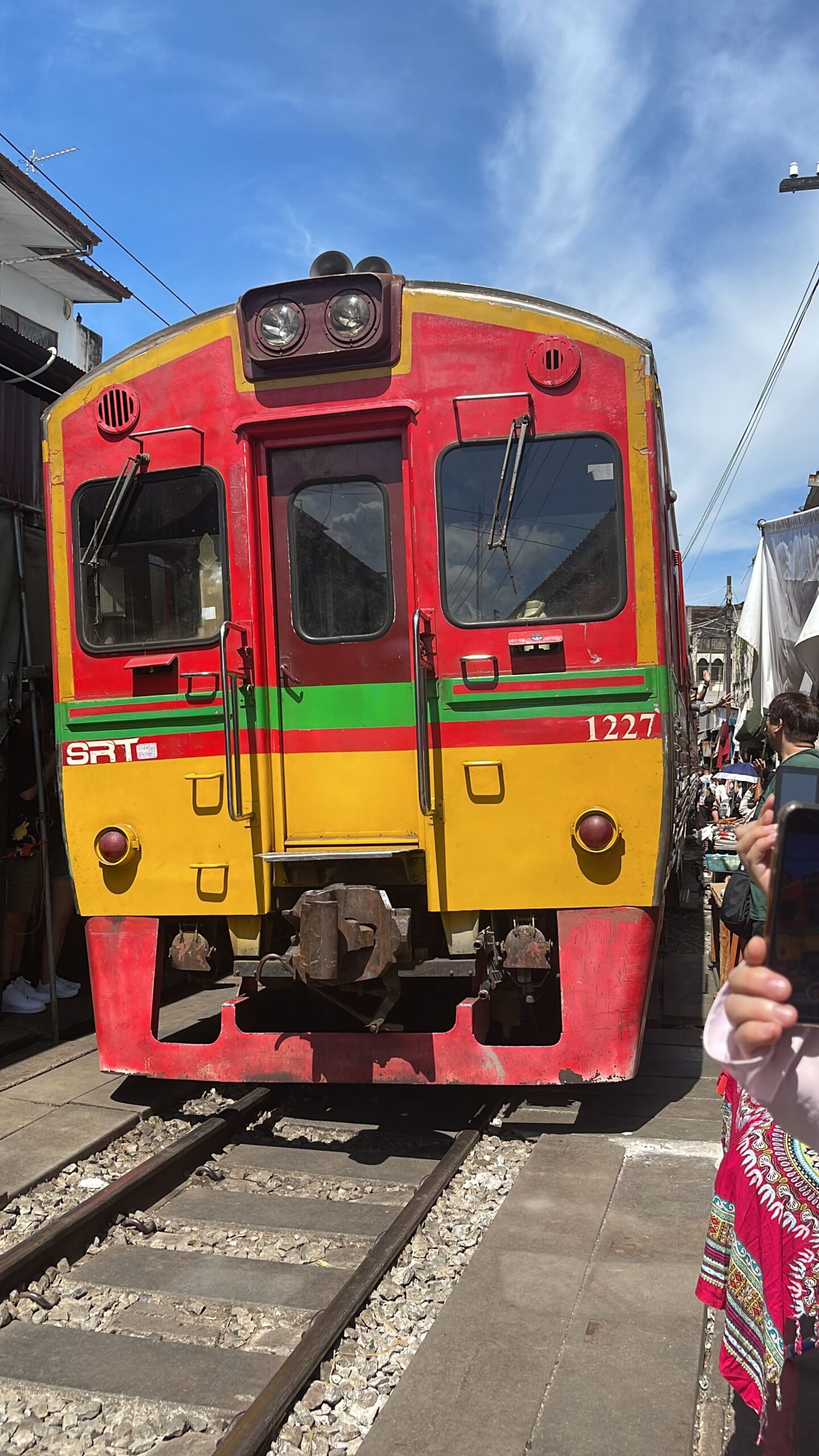 曼谷｜Day3 跟團一日遊：泰國必逛水上市場、美功鐵道市集最後再享受喬德夜市美食！