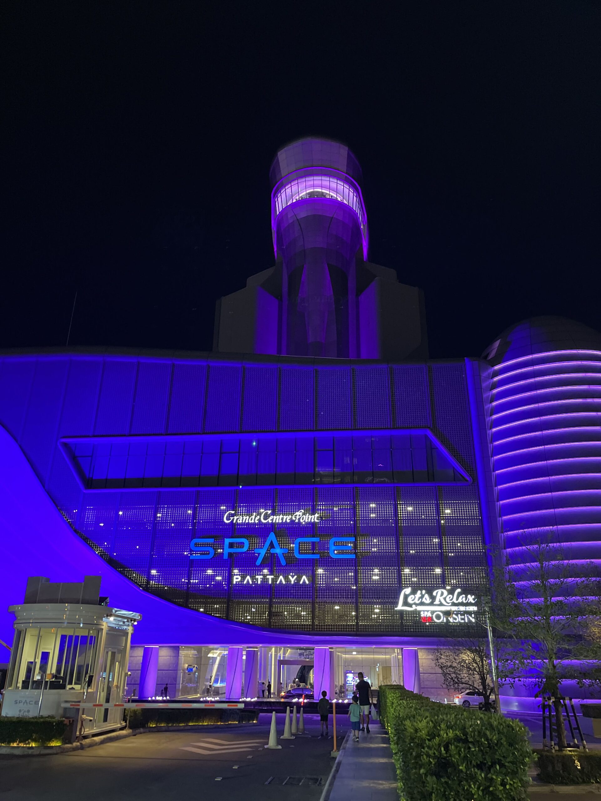 芭達雅｜超浮誇的星際科幻風、媲美水上樂園的五星級飯店－Grande Centre Point Space Pattaya